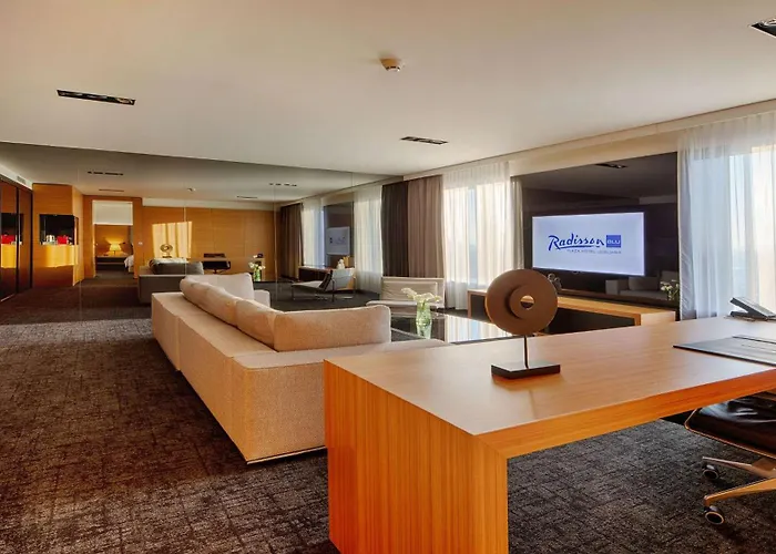 Radisson Blu Plaza מלון 4*