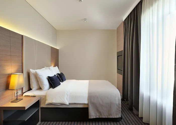 מלון Radisson Blu Plaza 4*